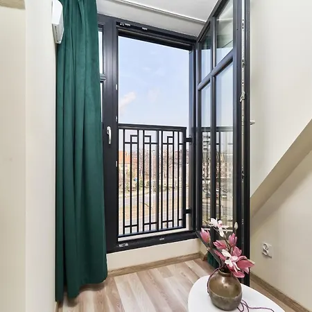 Under The Wroclove Sky By Renters * فروتسواف